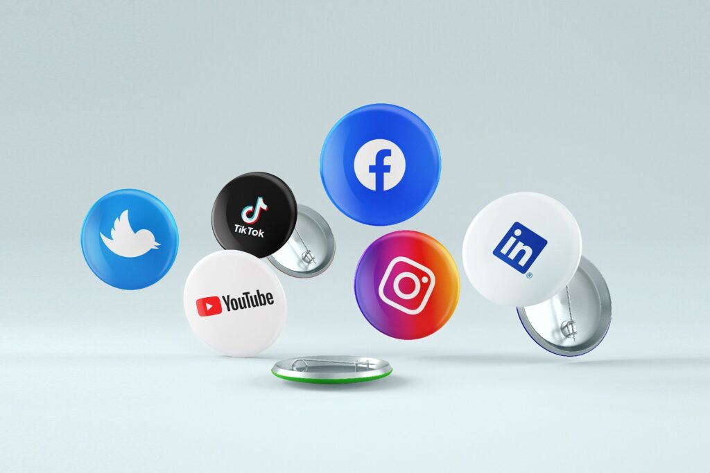 logos de réseaux sociaux inscrits sur des badges