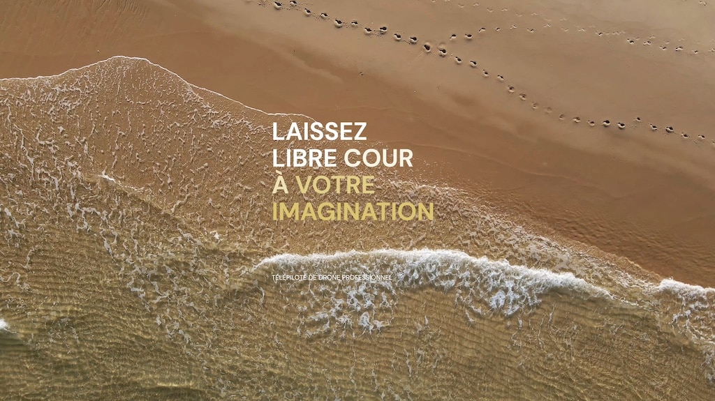 Vue aérienne d'une plage avec des vagues et des empreintes de pas, accompagnée du texte "Laissez libre cours à votre imagination".