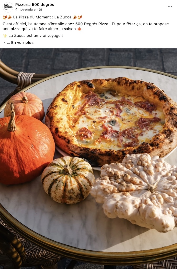 Pizza La Zucca de 500 Degrés entourée de courges décoratives, parfaite pour célébrer l’automne.